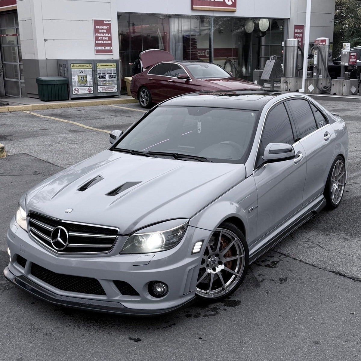 Puerto Rico carbon fiber plate frame on the car