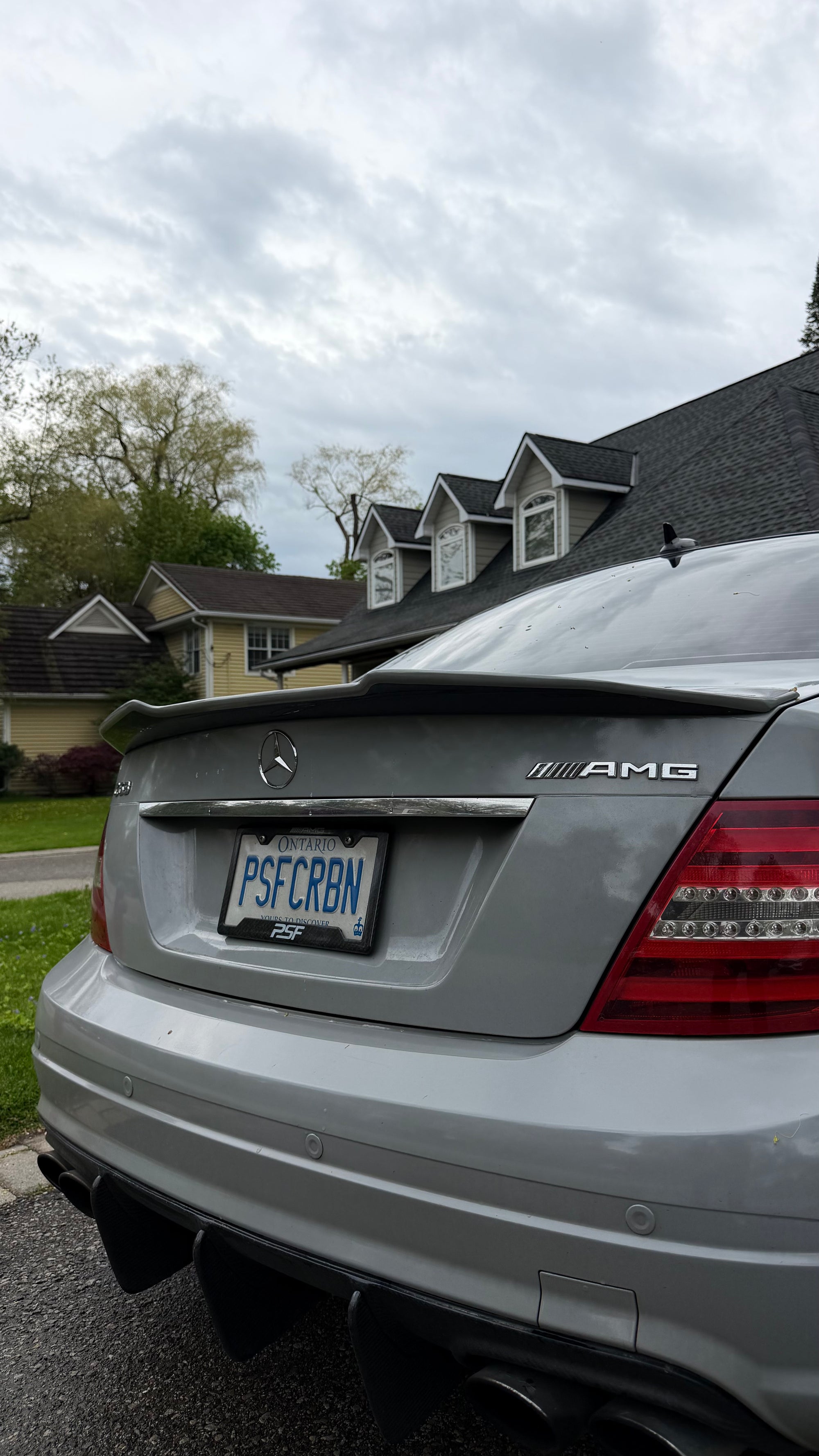 Puerto Rico carbon fiber plate frame on the car