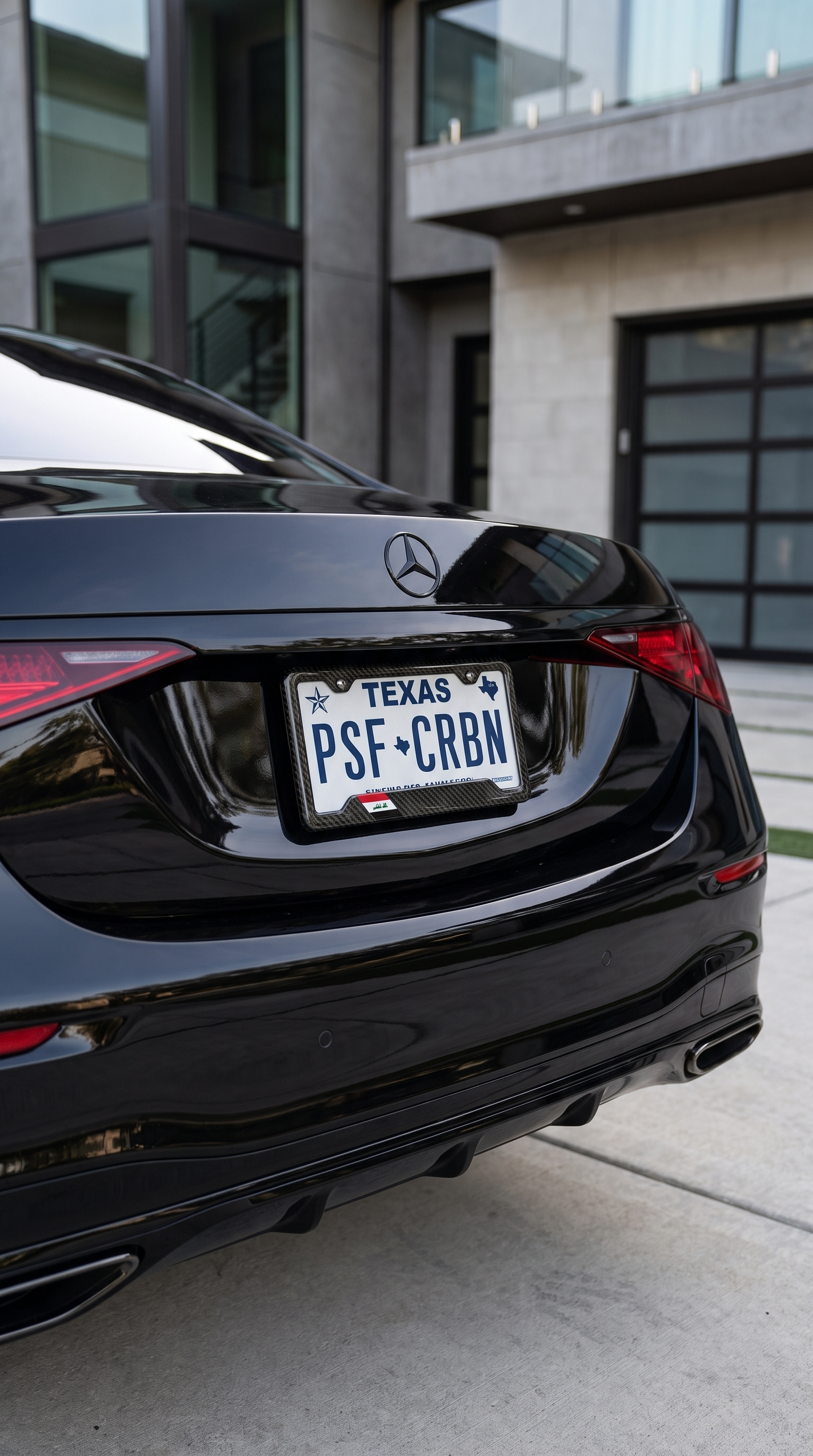 Puerto Rico carbon fiber plate frame on the car