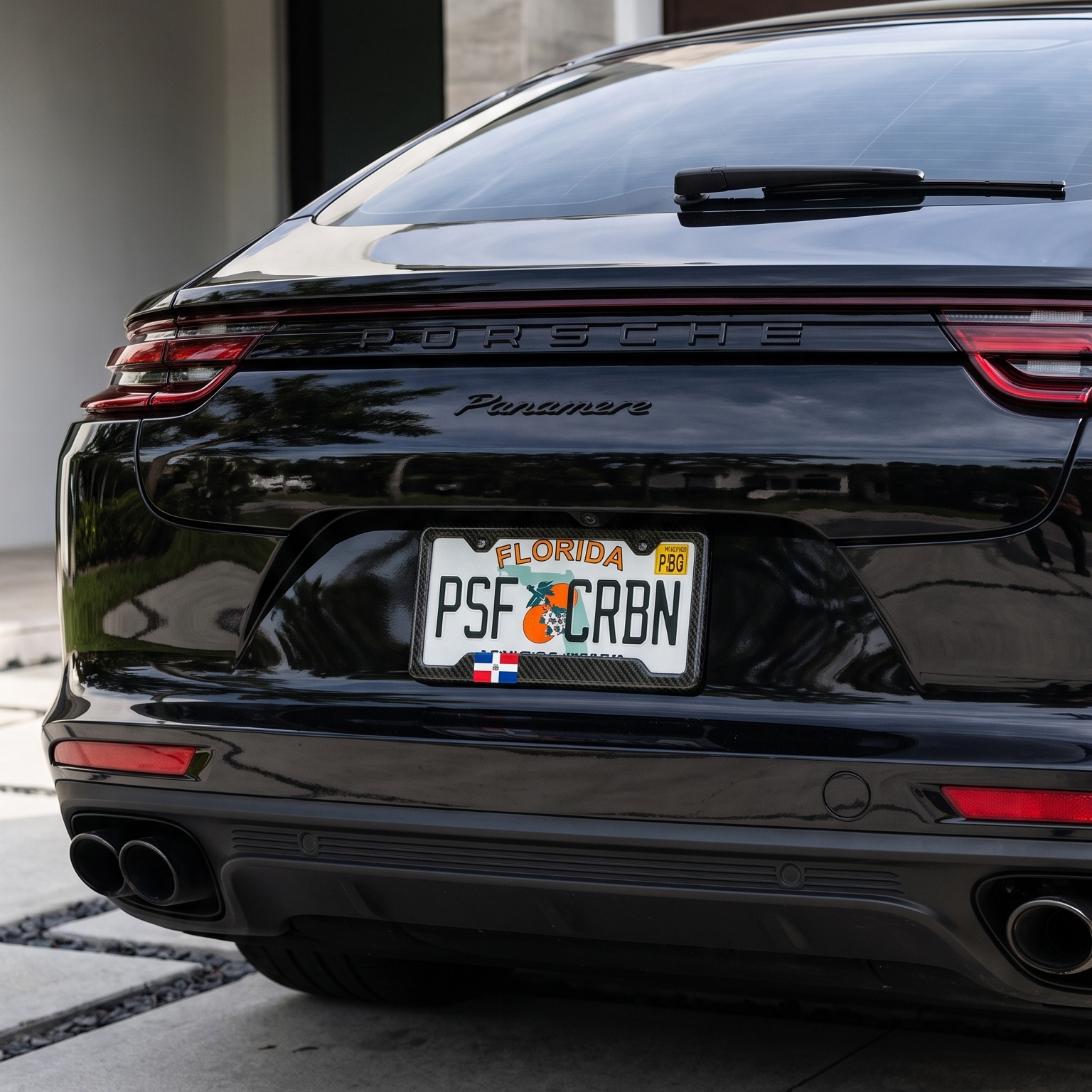 Puerto Rico carbon fiber plate frame on the car