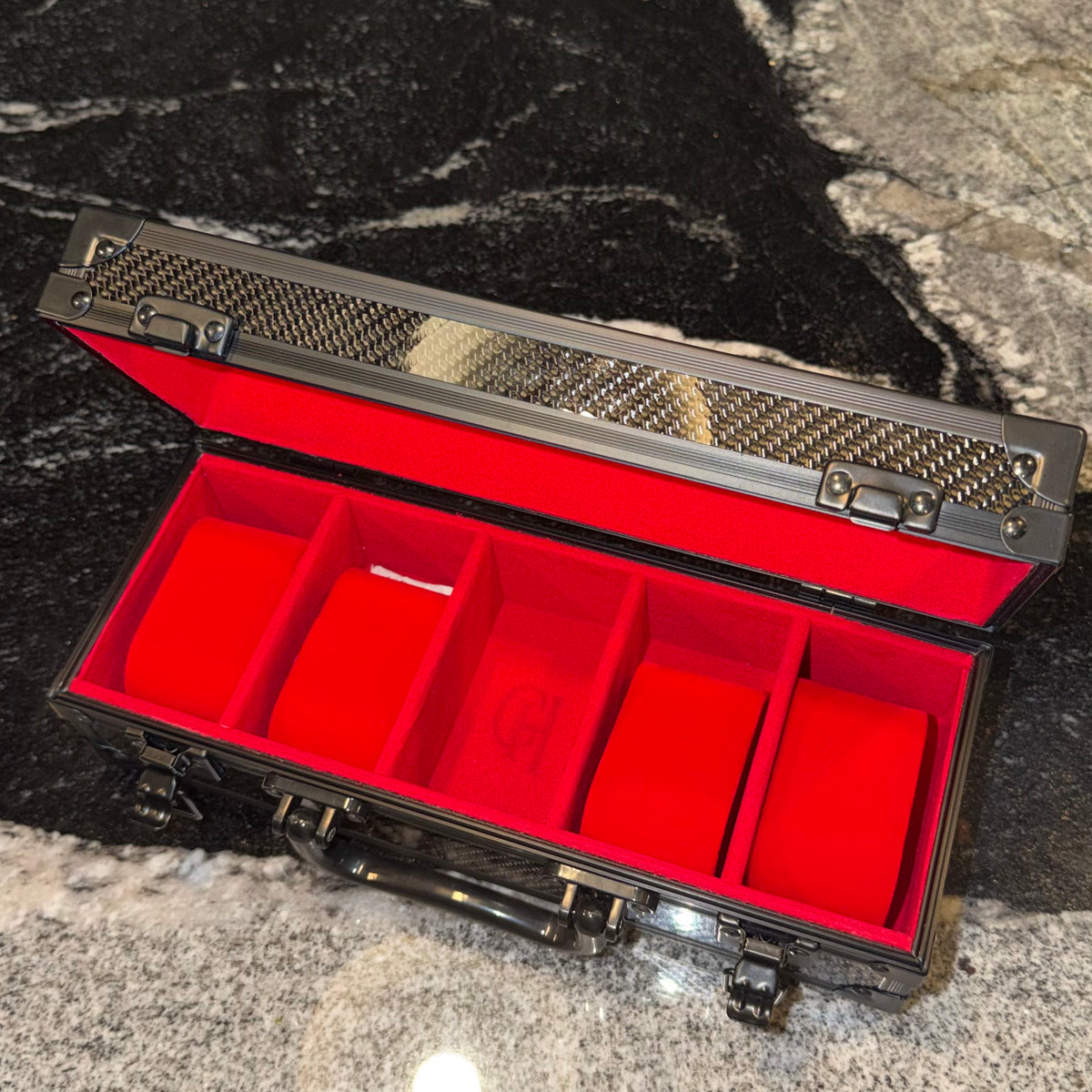 Five empty slots, red suede interior #Colour_Red