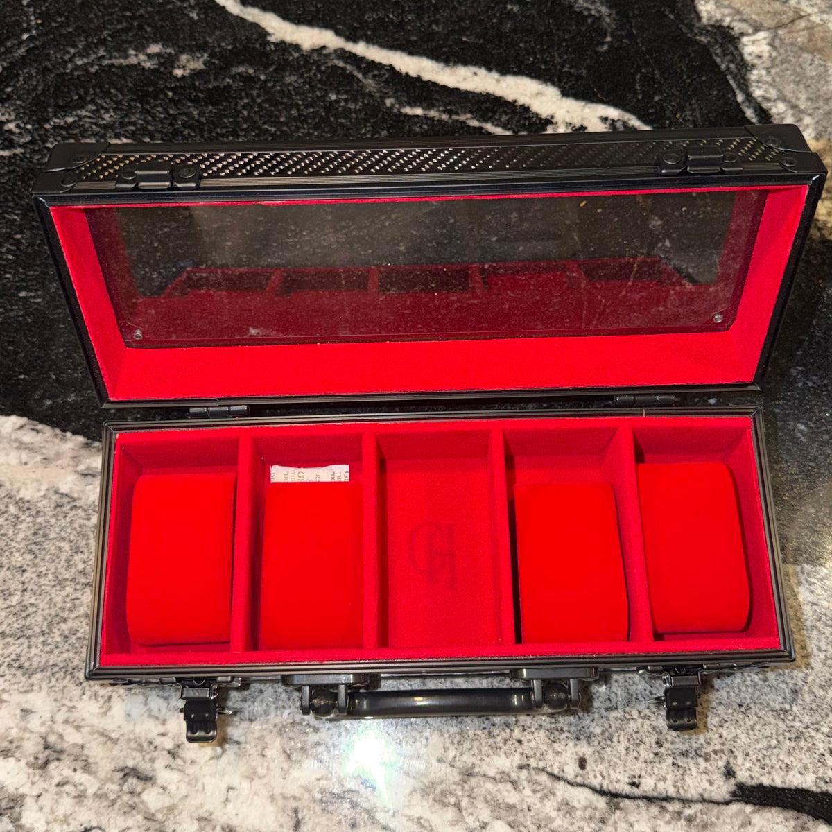 Five empty slots, red suede interior, second angle #Colour_Red